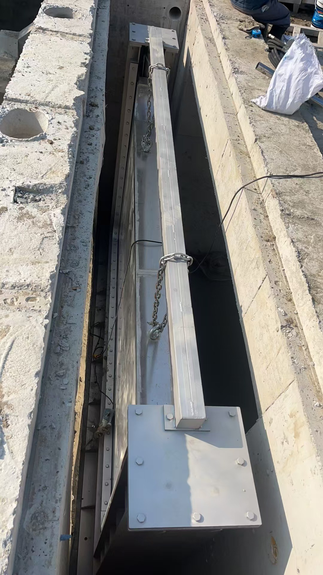 上海花木調蓄池液動下開式堰門發貨