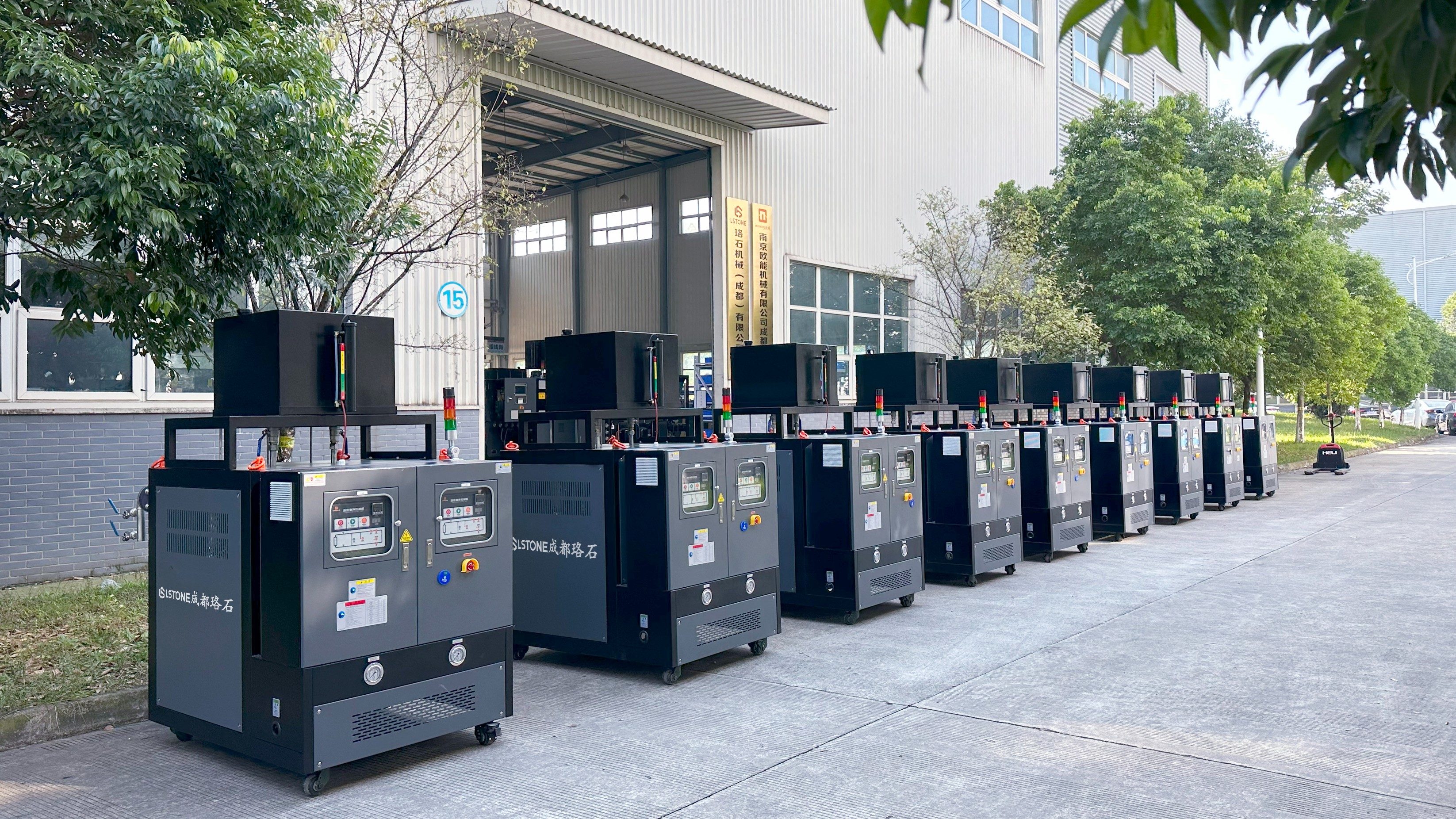 雙機(jī)一體模溫機(jī)3.jpg 雙機(jī)一體模溫機(jī)3.jpg